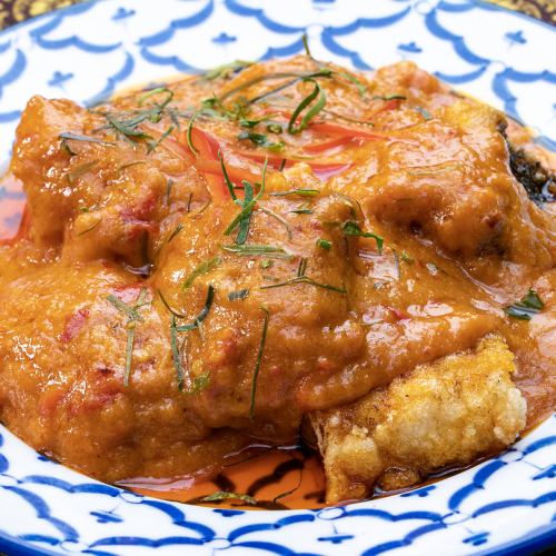 ふわふわ揚げ魚のレッドカレーソース