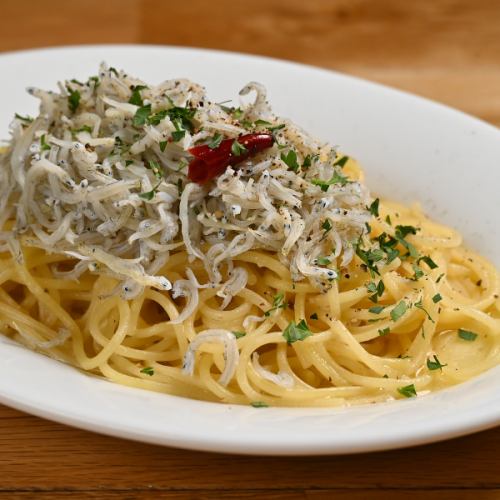 たっぷり釜揚げシラスのペペロンチーノ