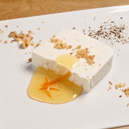 イタリア産ゴルゴンゾーラのレアチーズケーキ　～オレンジミエーレ添え～