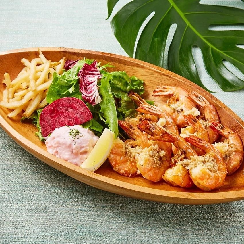 ハワイの風を感じさせる空間で、絶品ハワイアンフードやこだわりのパンケーキを堪能♪