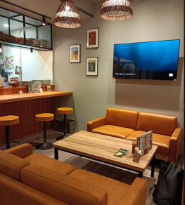 혼자서도 스스럼없이 식사를 즐길 수 있는 카운터석을 완비하고 있습니다.쇼핑의 휴식이나, 퇴근길 마시는 것에도 최적.눈앞에서 요리의 활기를 느끼면서, 본격 하와이안 요리와 술을 천천히 즐길 수 있습니다