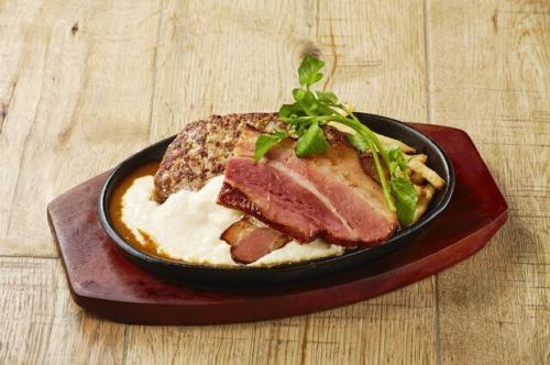 ベーコンとチーズソースのハンバーグ