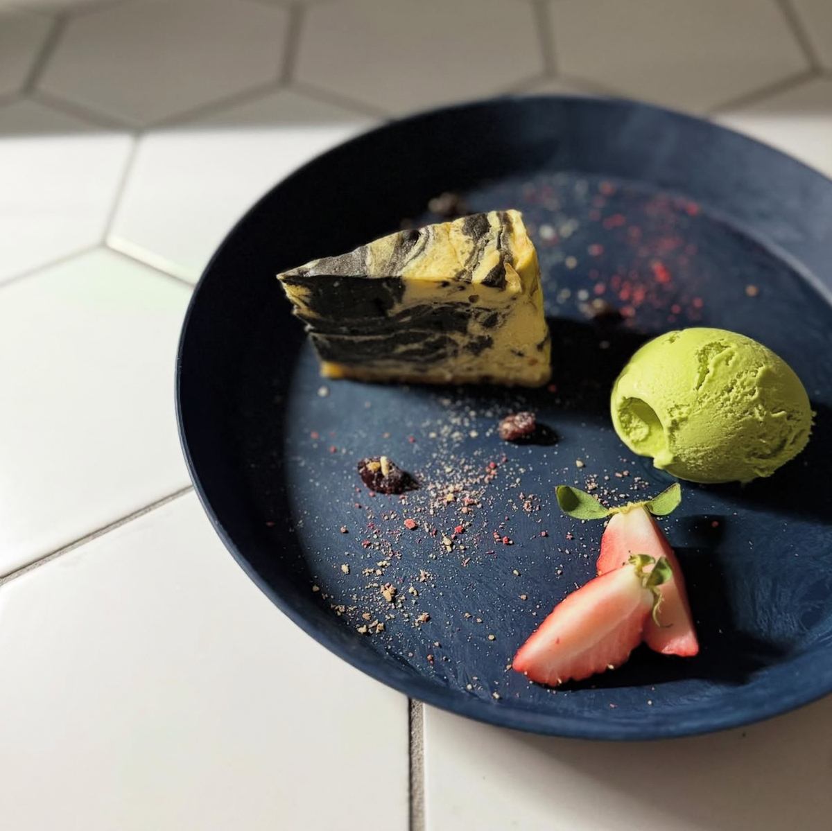 ランチ、ディナーどちらの時間帯もカフェのみのご利用も可能です。オーガニックな材料や旬のフルーツを使った、定番からオリジナルまでたくさんご用意してお待ちしております。