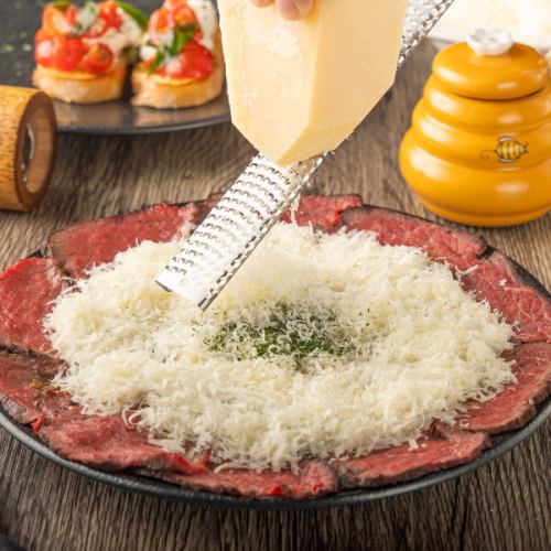 牛モモ肉のカルパッチョ-山盛りグラノパダーノチーズ-目の前でたっぷりのチーズを削って仕上げます♪