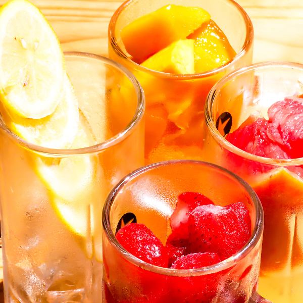 レモンだけじゃない！いちごやパインの氷結果実サワーもあります♪（トッピングシリーズ）