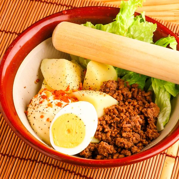 肉屋のポテトサラダは和牛のそぼろとガーリック風味の定番人気！石焼ビビンバや純豆腐、冷麺も人気です！