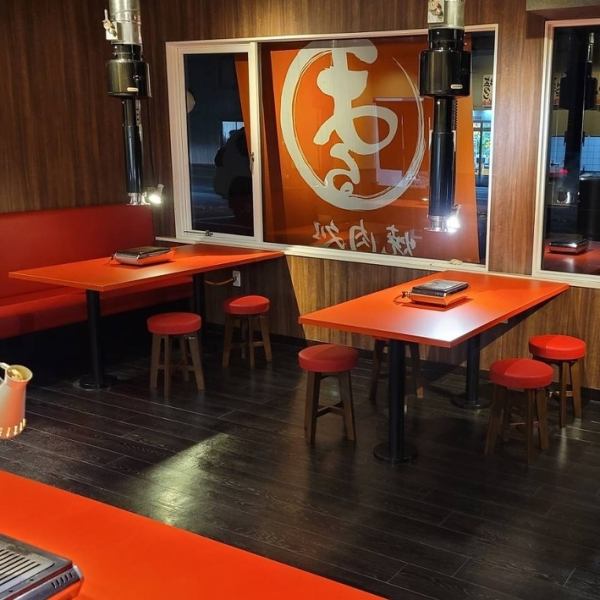 [For dinner or a family meal] The red-based interior is designed to resemble an "old-fashioned yakiniku restaurant"! We look forward to your visit.