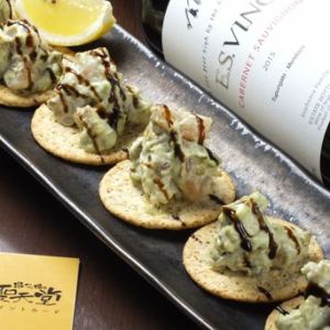 虾和鳄梨配芥末蛋黄酱