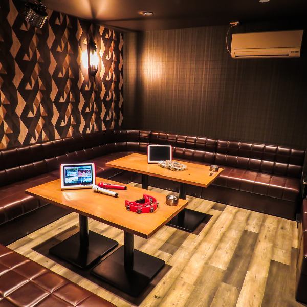【カラオケ個室】カラオケ1時間≪日～木≫550円≪金、土、祝前日≫825円※お一人様あたりの金額となります。皆で盛り上がりたい！そんな夜はUNISEXのカラオケ個室へ♪オシャレでウッデイな雰囲気の個室で、こだわりBar仕込みのドリンクを飲みながら、朝を迎えましょう♪ご予約がオススメ【全席喫煙可能】