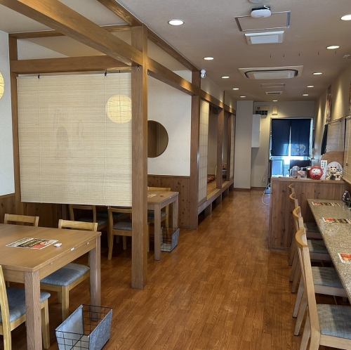 <p>店内は「和」の雰囲気を存分に味わえる、明るい空間です！20名様規模での店舗貸切のご希望はお電話にてお問い合わせください。ネット予約可能ですので、お好きな時間お気軽にお問い合わせください！</p>