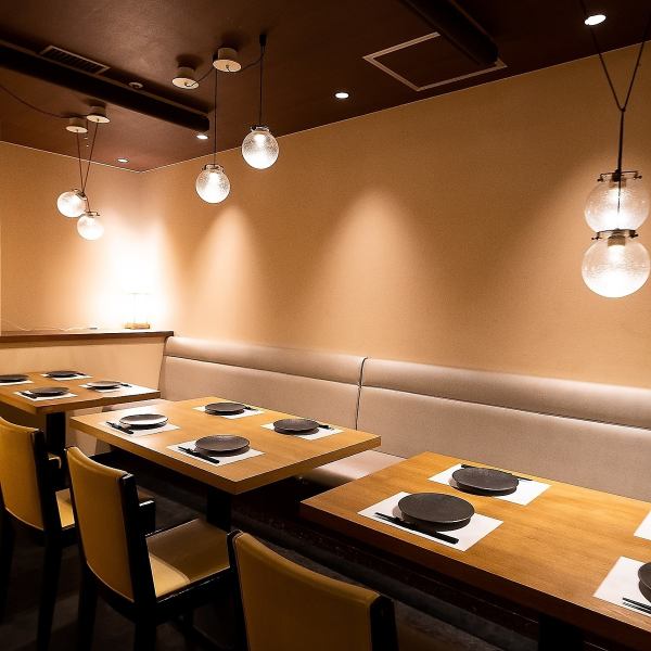 総席数100席の広々店内は、浦和で団体様での貸切宴会にも最適な大型個室を完備！大人数でまとまった個室席へご案内いたします。ゆったりとお寛ぎいただける広々空間は、会社宴会にも最適！ご宴会を任された幹事様に必見のお得なプラン、特典もご用意しております。まずはお気軽にお問い合わせください。