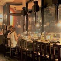 久茂地川を眺めながら美味しい焼肉をお楽しみ下さい♪カップルに人気のカウンター席。お一人様からでもお気軽にご利用頂けます。