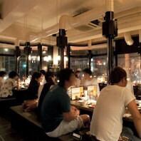 友人同士・模合仲間・会社の仲間・ご家族と様々なシーンにご利用頂けるテーブル席。団体様ももちろんOK♪楽しい宴を我那覇焼肉で。