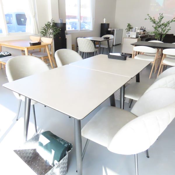 カフェやバル風の洗練された空間は、一組6万円(税込)から貸切可能◎贅沢な親睦会や各種宴会にもおすすめです。