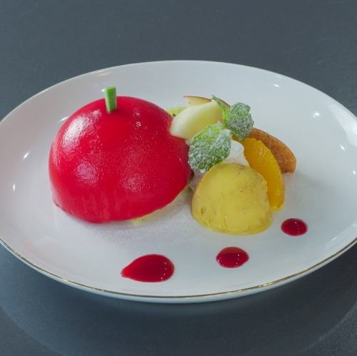 真っ赤なリンゴのドームケーキ