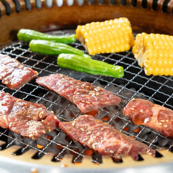 駐車場を完備しており、お車でのご来店もスムーズ。遠方からのファミリーのご利用や、お仕事帰りのグループでのお集まりにも便利な環境です◎全60席の広々とした店内は、どなたでも気兼ねなく過ごせる開放的な空間です。