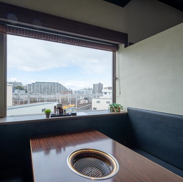 プライベート感を重視した半個室のテーブル席は、デートや大切な方とのお食事に◎周囲を気にせず会話を楽しめるため、親しい方々とのプライベートなご会食に重宝します。落ち着いた雰囲気の中、リラックスできるお席です。