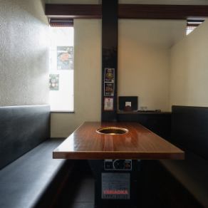 ゆったりと座れる半個室の8名席は、周囲を気にせず落ち着いて過ごせる人気のお席です。温かみのある空間で、気心知れた仲間との食事会やご家族でのお集まりにもぴったり。プライベート感がしっかり保たれているため会話も弾み、くつろぎながらお食事を楽しめます。小規模な宴会にもおすすめの使い勝手の良いお席です。