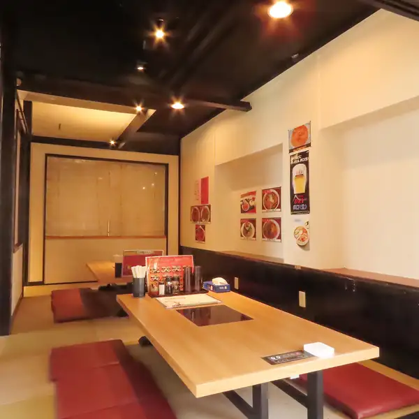 全70席の広々とした店内には、プライベート感あふれる少人数向け個室から大人数で寛げるお座敷まで多彩なお席をご用意！落ち着いた雰囲気の中で、本場の四川料理を気軽にお楽しみいただけます。ご家族でのお食事やご友人との普段使い、会社の各種宴会まで幅広い利用シーンで心地よい時間をお過ごしください。