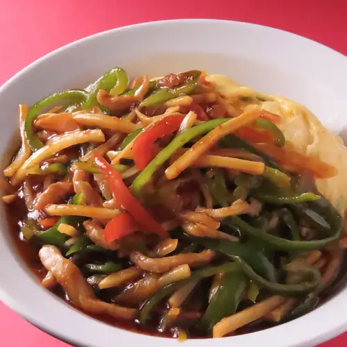 【一道真正令人满意的招牌菜】一道丰盛的四川米饭，辛辣的食材和美味的米饭完美搭配。