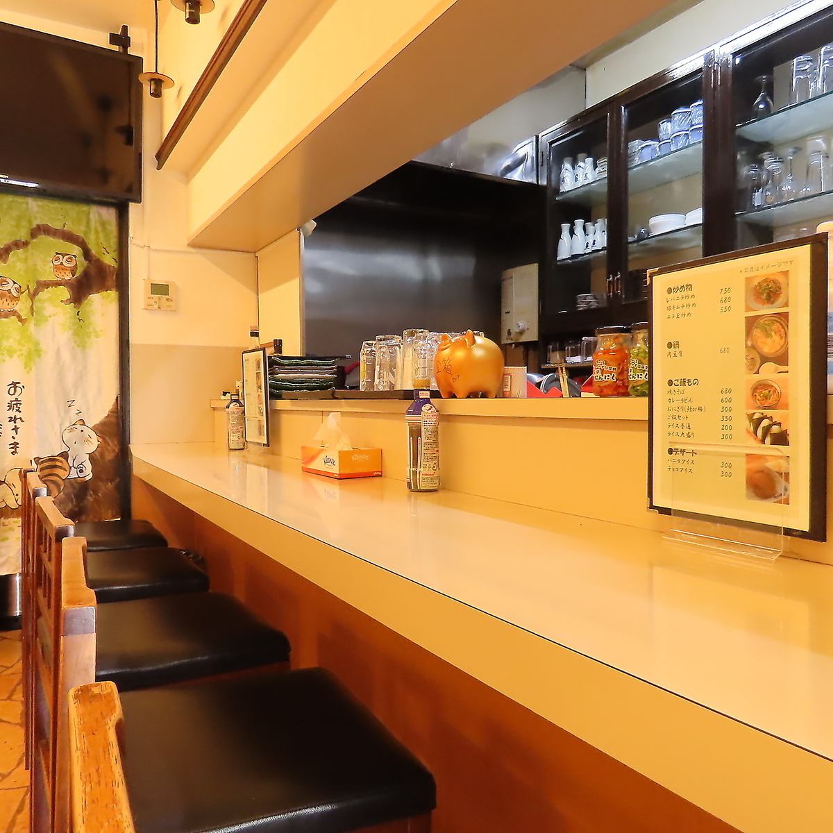 We have counter seats available for single diners.