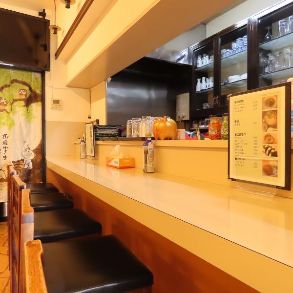 [Counter seats] There are five counter seats, perfect for dining alone after work, on a date, or with your spouse.The seats are close together, allowing you to enjoy conversation in an intimate atmosphere.Please sit at the counter bathed in warm light and enjoy a relaxing time with the food being prepared in front of you.
