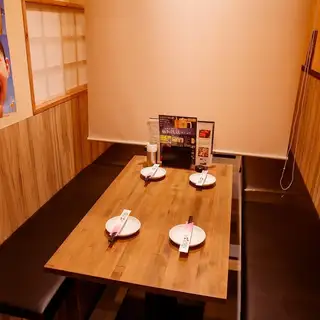 間接照明の数々がお客様の宴を彩ります♪個室席のみのご予約もお気軽にご相談下さい。2～4名様用のお席もご用意しております！デートや恋の勝負もお任せください♪当店自慢のお料理とお酒でのおもてなしはもちろんの事、記念日や誕生日にはデザートプレートをプレゼントさせていただきます♪お二人様だけの空間を・・・♪