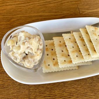 いぶりがっこタルタルソースとクラッカー