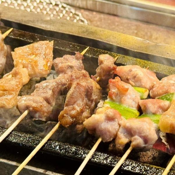 炭火で焼き上げる串焼きは種類豊富。焼き鳥や牛串など豊富にご用意