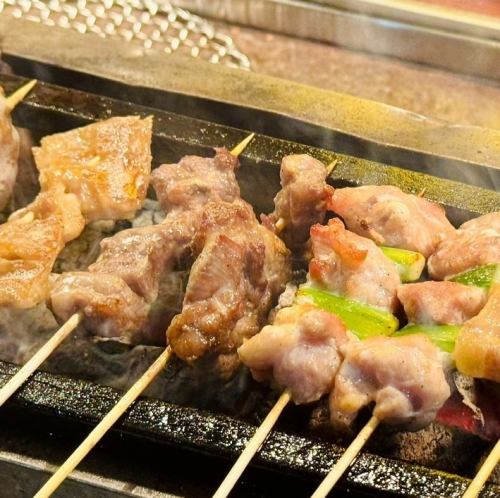 炭火で焼き上げる串焼きは種類豊富。焼き鳥や牛串など豊富にご用意