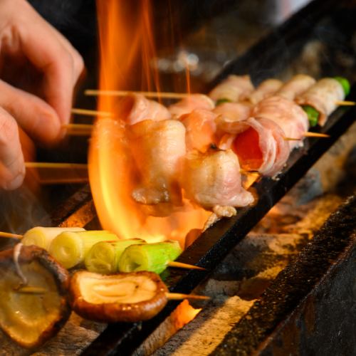 自慢の串焼きは店内で丁寧に豪快に焼き上げます！