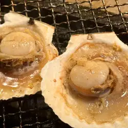 烤扇貝配醬油和奶油