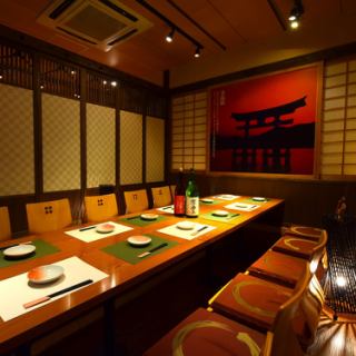 [Hiroshima Private Room Izakaya] The slightly raised private room seats for digging can accommodate banquets for up to 40 people ♪