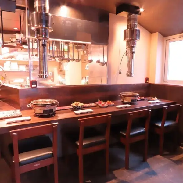 1名様から大歓迎のカウンター席は、仕事帰りのサク飲みやデートにも最適です◎専用のコンロがあり、ご自身のペースでじっくりと備長炭で焼く極上のお肉をご堪能いただけます♪上部には排煙ダクトを完備しているので、煙を気にせず快適にお食事をお楽しみいただけます☆美味しいお肉とお酒で至福のひとときをお過ごし下さい