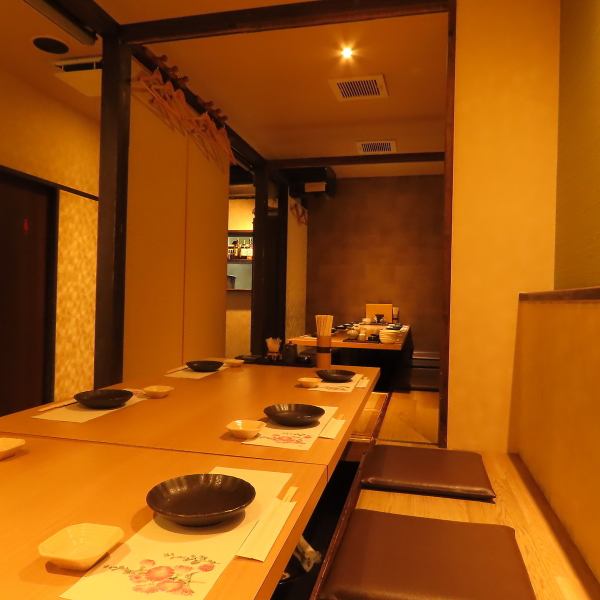 ご家族やご親戚とのお食事には、お座敷個室がおすすめです。ちいさなお子様連れのお客様にも快適にお過ごしいただけます。10名様までご利用可能のお座敷は、靴を脱ぎ足を伸ばしてのんびりとお寛ぎいただけます。当店は貸し切りでのご予約も可能で、最大46名様まで対応いたします。どんなことでもお気軽にご相談ください◎