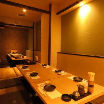 商店內部被柔和的燈光籠罩。忘記日常生活的喧囂，享受輕鬆的時光。我們也接受私人使用的預訂。請隨時與我們聯繫！