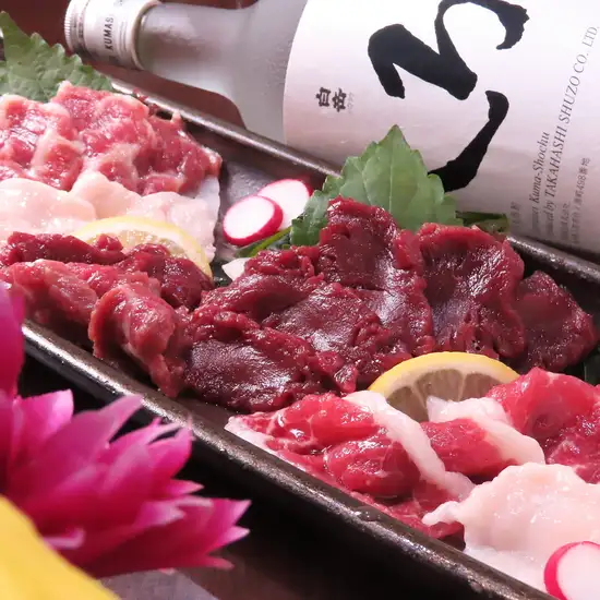 品尝各种当地美食，包括熊本著名的马肉刺身和天草大王鸡。