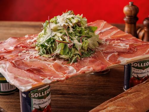 Plate of prosciutto with salad (4 servings)