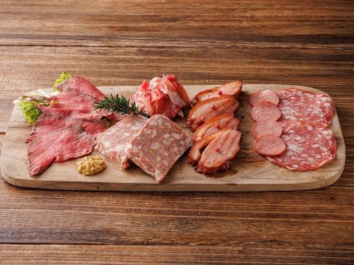 Assortment of 5 kinds of meat appetizers (3 kinds + prosciutto and pate de)