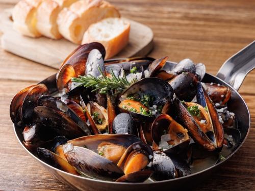 [Specialty] Heaping servings of mussels in garlic and white wine (serves 2-3)