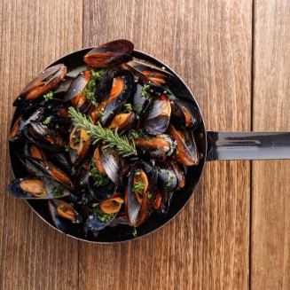 Pan-steamed Mussels with Garlic and White Wine (Serves 2-3)