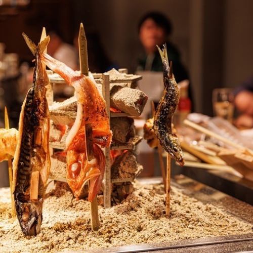 当店名物！日替わりの仕入れ内容によって変わる海鮮炉端焼きはぜひ頼んで欲しい一品。