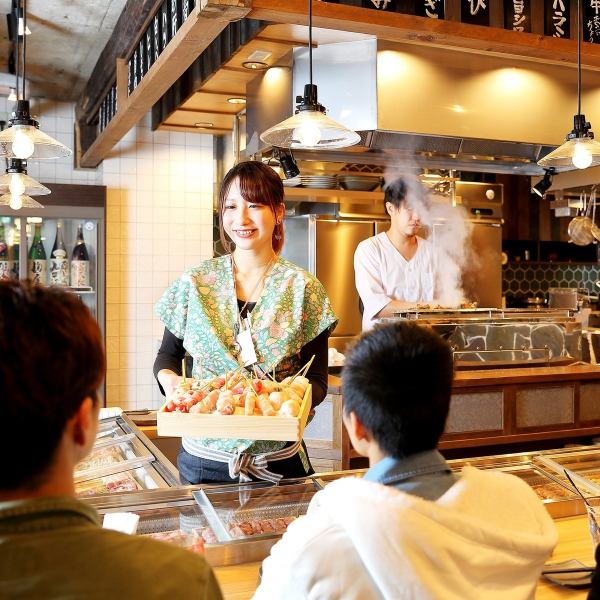 カウンターに座れば、店員と楽しいひと時を。内装にこだわっているので女性のお客様でも入りやすい空間になってます。