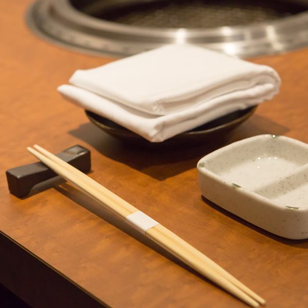 【4名様掛けテーブル席】様々なシーンで使いやすい4名様掛けのお席です。ご家族での食事やグループでの宴会にも最適です。横のテーブル席と合わせて最大8名様でのご利用が可能◎ベビーカーや車椅子にも◎