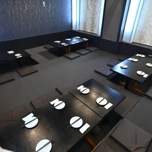 <p>Perfect for gatherings with friends or colleagues! We offer comfortable private rooms with sunken seating, accommodating groups from small parties to banquets of up to 45 people, so please feel free to inquire about your banquet plans. We also have private table rooms available for up to 30 people! We'll help you create a banquet that will impress the organizer!</p>