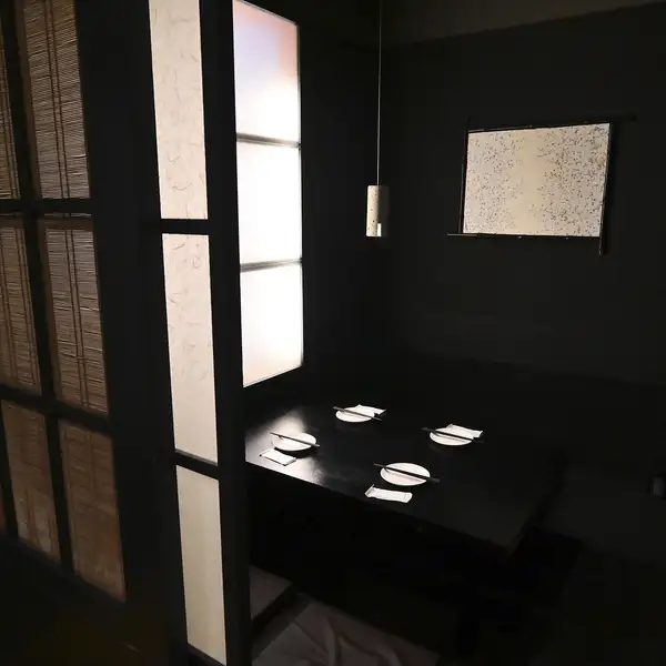 [Private Room / 4-6 people] A completely private room with a calm, modern Japanese design based on black.Because you can relax without worrying about what others think, it's perfect for various occasions such as small get-togethers, girls' nights out, and group dates.Enjoy our popular all-you-can-eat and drink menu featuring 150 items in a relaxed atmosphere reminiscent of a grown-up hideaway, illuminated by soft, indirect lighting.These seats are very popular, so please make your reservation early!