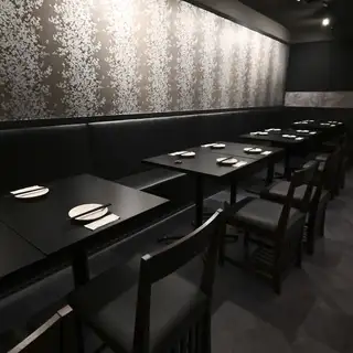 [Convenient Table Seating] We have comfortable table seating that can be used for a wide range of occasions, from casual use by small groups to banquets for larger parties! Enjoy our proud all-you-can-eat and drink menu of 150 items in a relaxed atmosphere.Perfect for girls' nights out or a quick drink! *Floor rental with table seating is also available, so please call us if you are interested.