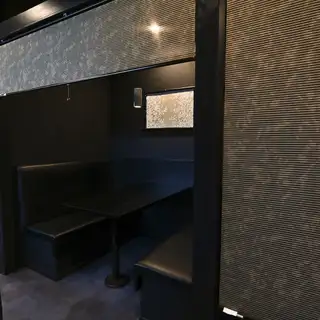 [Semi-private rooms available / for 4 to 14 people] We have 7 semi-private rooms with a modern Japanese design where you can relax with 4 or more people.By combining tables, we can accommodate group banquets for up to 14 people! The chic space with a private atmosphere is perfect for girls' nights out, blind dates, or after-work drinks. Enjoy a relaxing time with our proud all-you-can-eat and drink menu.