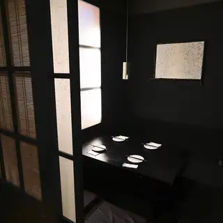[Private Room: 4-6 people x 1 table] A calm, private room with Japanese modern indirect lighting.Enjoy a private space where you can relax without worrying about your surroundings, perfect for small banquets, business meetings, or girls' nights out! Reservations for two or more people are possible on certain days of the week. Enjoy a special time with our popular all-you-can-eat and drink menu featuring 150 items.*Please contact us by phone to reserve your seats.