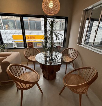 데이트나 여자회등의 이용에도 최적인 4분 테이블석.